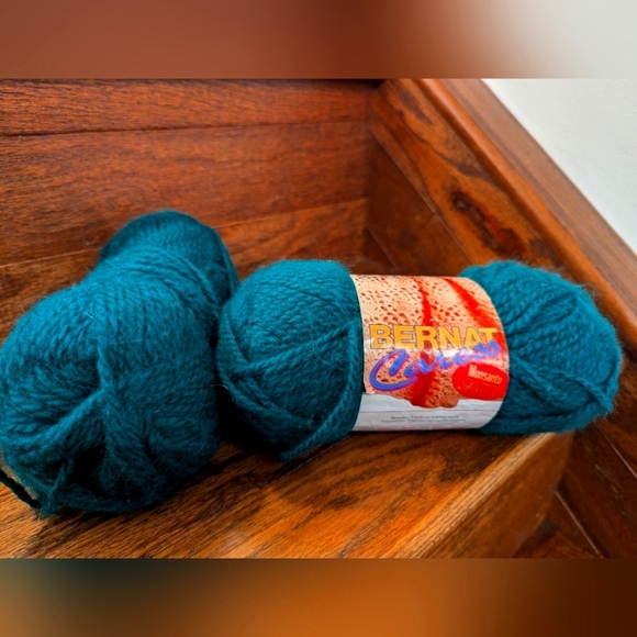 Vintage Bernat Caress 100% Acrylic yarn, teal green 2x 85 g skiens. - Picture 1 of 6